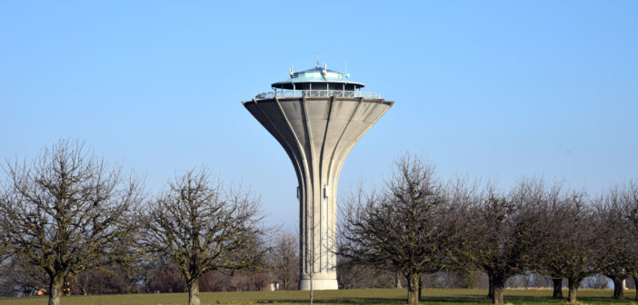 Wasserturm Schönenbuch: Fügt sich elegant in die Bäume ein © Simon Heiniger / Architektur Basel