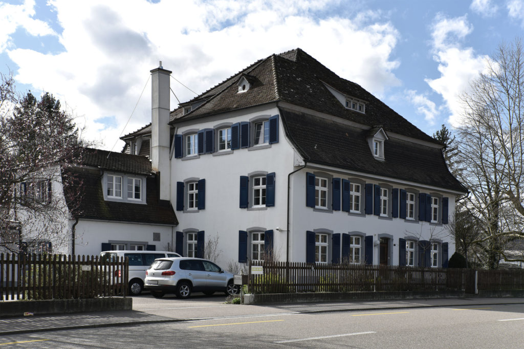 Der Hauptbau liegt direkt an der Strasse © Simon Heiniger / Architektur Basel