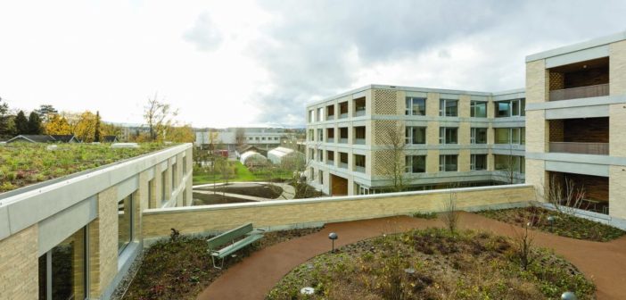 Neubau Pflegeheim Marthastift, Blick über Dachgarten im 1.Obergeschoss und grossen Innenhof, © Julian Salinas