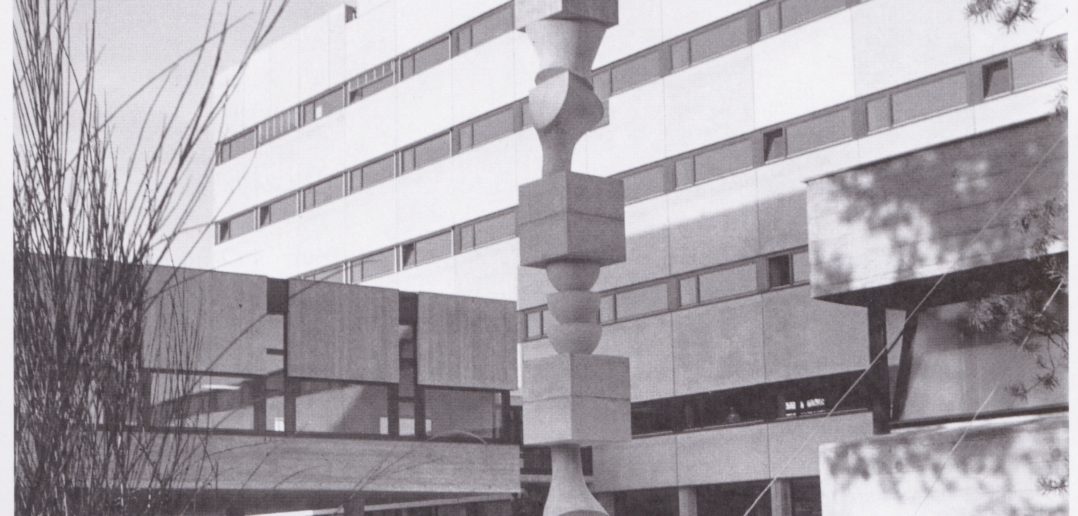 Betonstele «Colonne aux éléments interchangables», Hans Arp, 1960. © (Fotografie Bau- und Verkehrsdepartement des Kantons Basel-Stadt, [s.d.], in: Hermann Baur - Sachlichkeit in Beton. Bau- und Verkehrsdepartement des Kantons Basel-Stadt (Hrsg.), Niggli, Sulgen, 2011, S. 11)